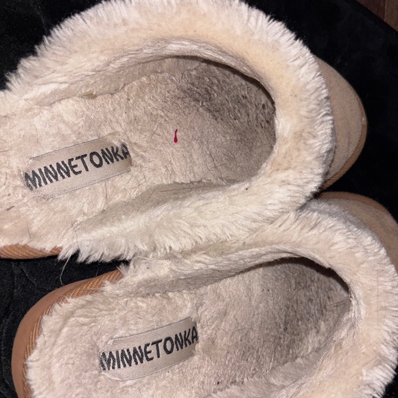 Minnetonka slippers fuzzy fur lined WW used condition women’s slippers SZ 8 - Picture 5 of 6